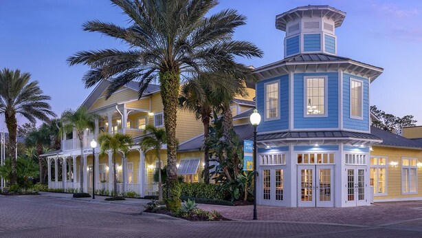 A hotel with a distinctive blue tower, a covered patio area, and palm trees. - Marriott's Harbour Lake
Charming studio in awesome Orlando (Orlando)