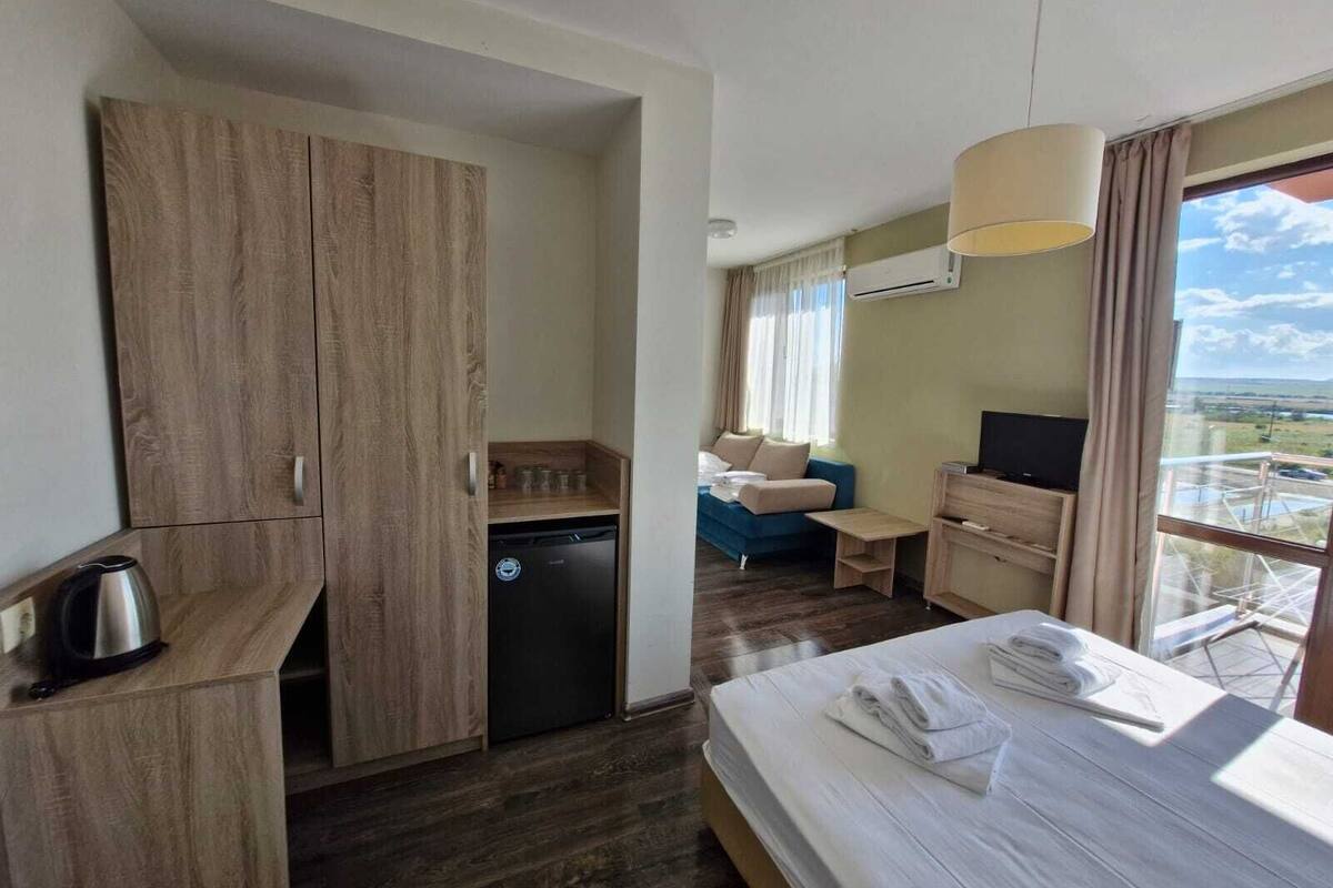 Studio Suite, Multiple Beds | Living area | 32-inch flat-screen TV with cable channels