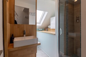 Kostenlose Toilettenartikel, Haartrockner, Handtücher