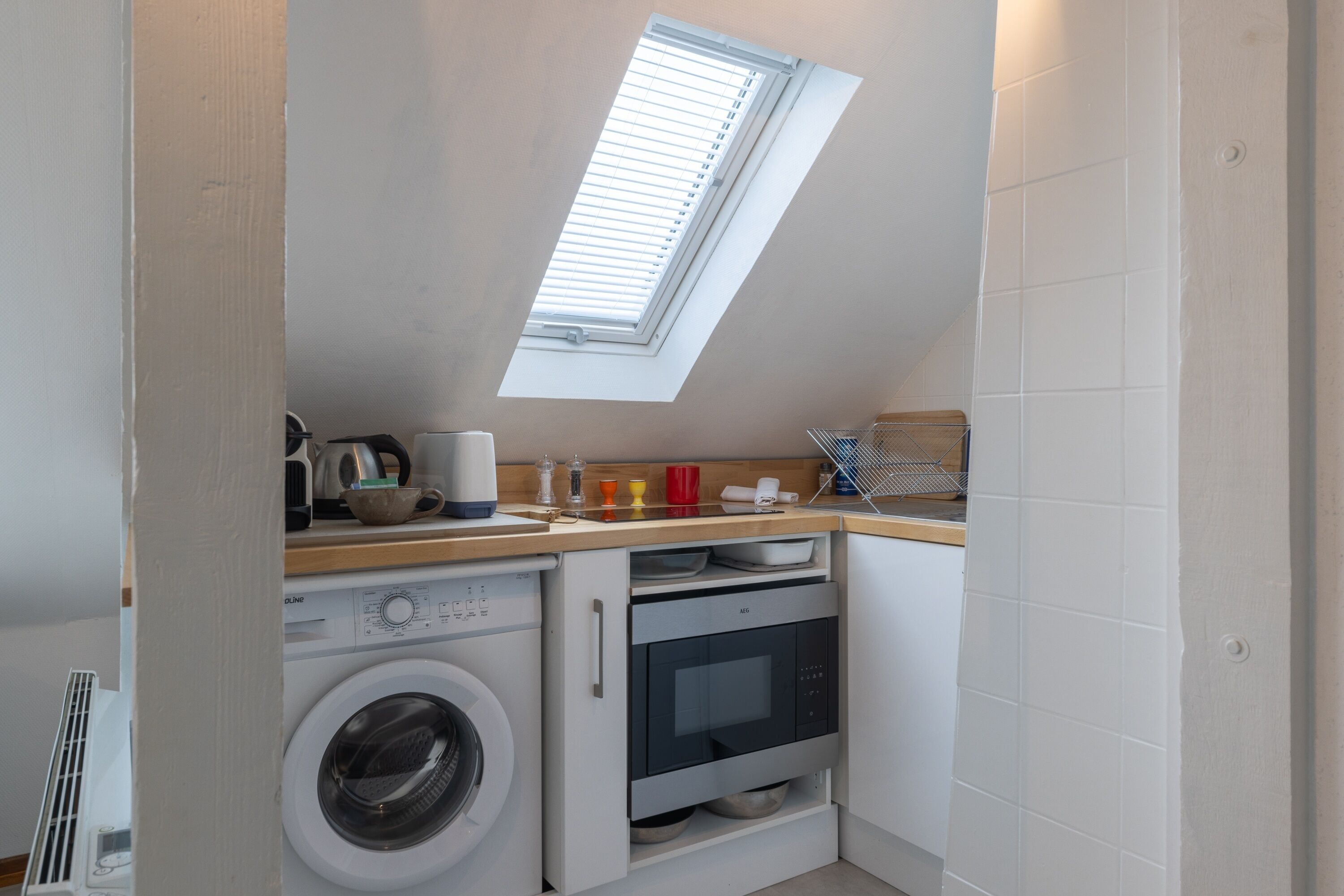 Fridge, microwave, oven, coffee/tea maker