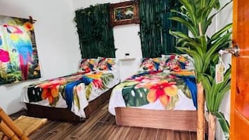 Quarto quádruplo conforto, varanda, vista para o jardim | Wi-Fi de cortesia