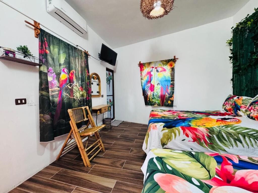 Un dormitorio con cama, escritorio y silla.