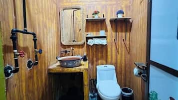 Quarto quádruplo conforto, varanda, vista para o jardim | Banheiro | Chuveiro, produtos de toalete grátis, toalhas de banho, sabonete