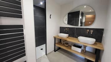 Douche, sèche-cheveux, chauffage par le sol (salle de bains)