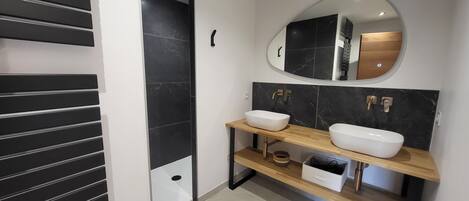 Bruser, hårtørrer, gulvvarme (badeværelse), håndklæder