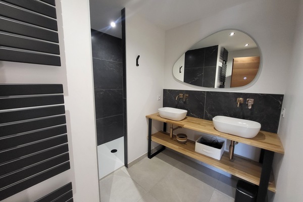 Shower, hair dryer, heated floors, towels