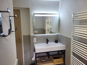 Family Room | 1 bedroom, free WiFi, bed sheets