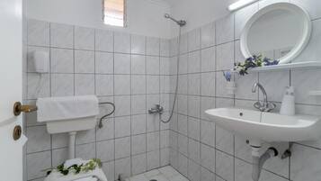 Studio Superior - utsikt mot bergen | Badrum | Dusch, gratis toalettartiklar, hårtork och handdukar