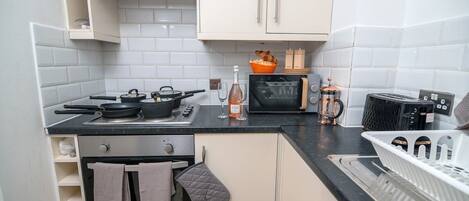 Kühlschrank, Mikrowelle, Ofen, Wasserkocher mit Kaffee-/Teezubehör