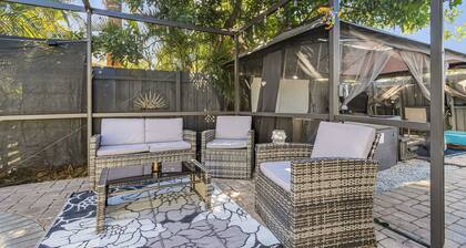Charming 1-bedroom suite POOL & HOT TUB, in lovely Fort Myers with WiFi, AC