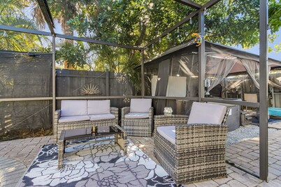 Charming 1-bedroom suite POOL & HOT TUB, in lovely Fort Myers with WiFi, AC