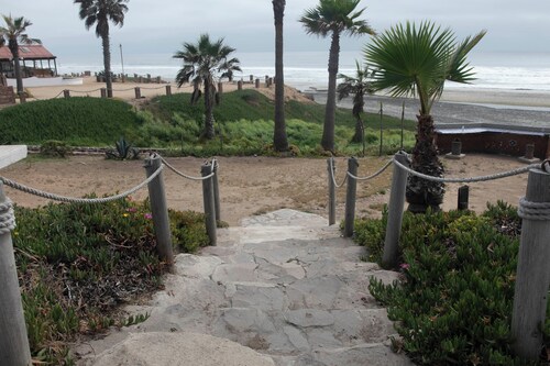 Cozy 2-bedroom house in Rosarito with WiFi, beach access and swimming pool