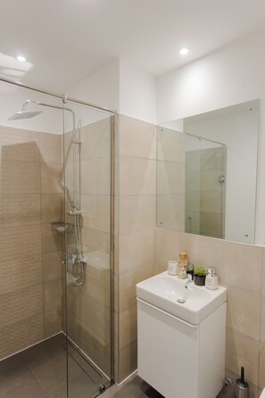 Shower, eco-friendly toiletries, towels, soap