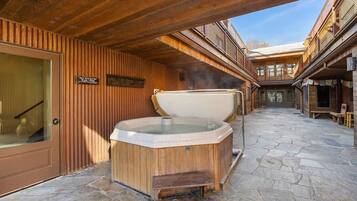 Tina de hidromasaje al aire libre