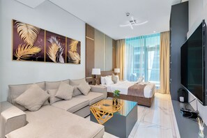 Familiestudio, byutsikt | Oppholdsområde | En 45-tommers smart-TV med digitale kanaler