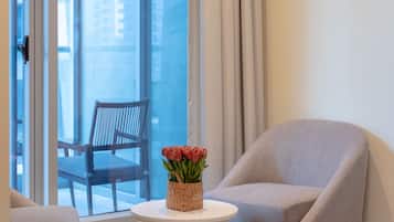 Senior-Apartment, Balkon | Wohnbereich | 45-Zoll-Smart-TV mit Digitalempfang