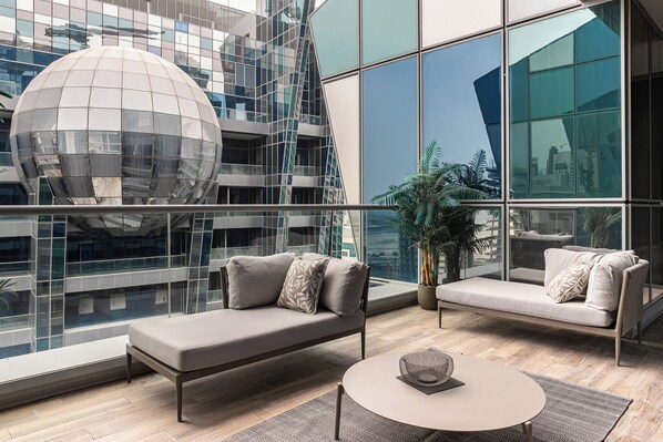 Signature Apartment, 2 Bedrooms | Balcony - SIMPLY COMFORT Urban Chic Suites in J One Tower City & Canal Views (Dubai)