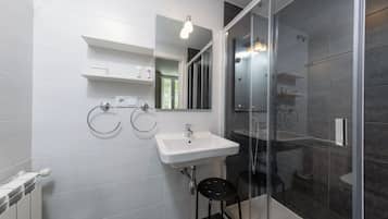 Quarto standard | Banheiro | Secador de cabelo, toalhas de banho, sabonete, shampoo