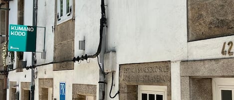 Vista frontal de la propiedad