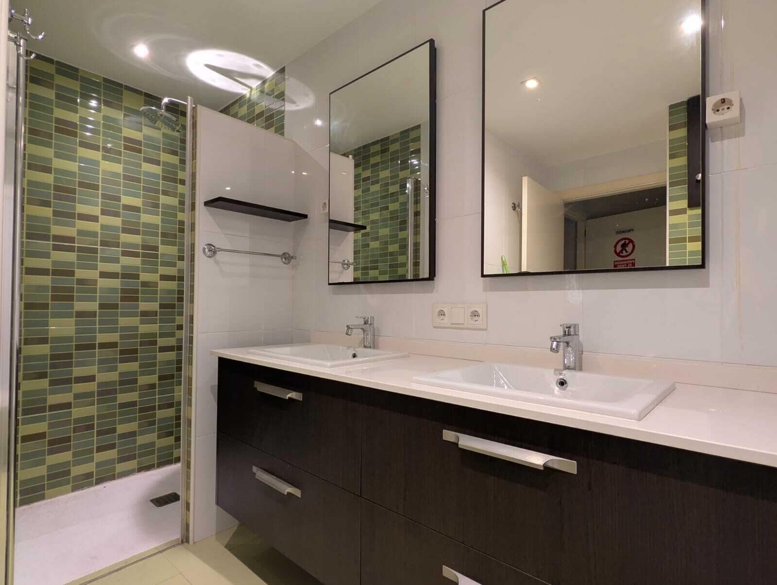 Standard Apartment | Bathroom | Shower, hair dryer, towels, soap
