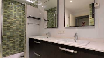 Standard Apartment | Bathroom | Shower, hair dryer, towels, soap