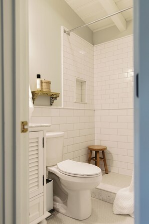 Dusche, Haartrockner, Handtücher, Toilettenpapier