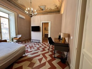 Dobbeltrom – premium, balkong, byutsikt | Skrivebord, skrivebord for bærbar PC, lydisolert og wi-fi (inkludert)