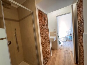 Dobbeltrom – deluxe | Bad | Dusj, hårføner, håndklær og såpe