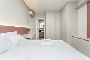 Strykejern/-brett, internettilgang og sengetøy