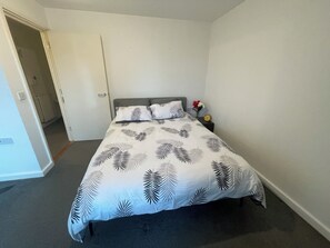 1 Schlafzimmer, BĂŒgeleisen/BĂŒgelbrett, WLAN, BettwĂ€sche
