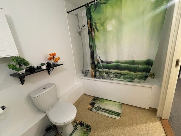 Serviettes fournies, savon, papier toilette