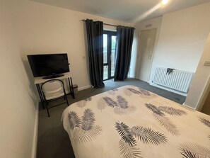 1 habitación, tabla de planchar con plancha, wifi y ropa de cama 