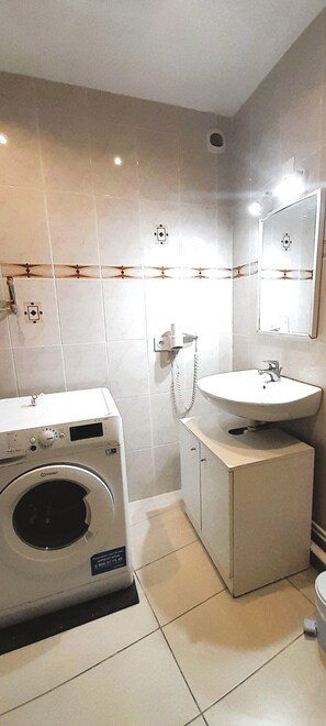 Bruser, hårtørrer, håndklæder, Toiletpapir
