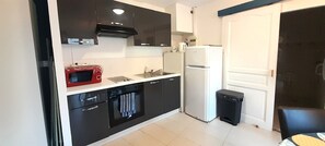 Een microgolfoven, een oven, een kookplaat, een vaatwasser