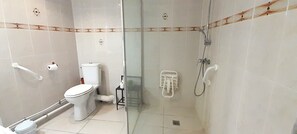 Een douche, een haardroger, handdoeken, toiletpapier