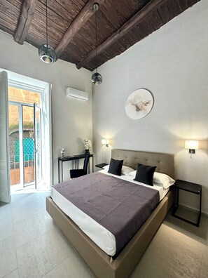 Superior Room, Balcony | In-room safe, blackout drapes, iron/ironing board, travel crib - MILUAR Relais - Donnaregina (Naples)