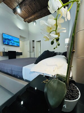 Deluxe Room, Balcony | In-room safe, blackout curtains, iron/ironing board, travel cot - MILUAR Relais - Donnaregina (Naples)