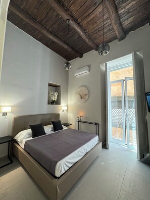 Superior Room, Balcony | In-room safe, blackout curtains, iron/ironing board, travel cot - MILUAR Relais - Donnaregina (Naples)