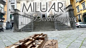 Un modelo de un edificio con un llamativo logotipo 'M', que sugiere que podría ser un hotel o un punto de referencia.