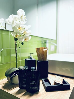 Superior Double Room, Courtyard Area | Bathroom | Shower, rainfall showerhead, hair dryer, towels - MILUAR Relais - Donnaregina (Naples)
