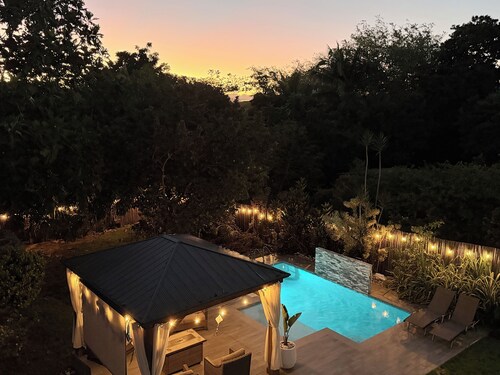 Coqui Town, A Tropical Oasis. 2BR, Solar panels & Pool in Arecibo