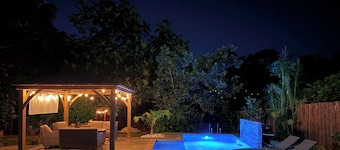 Coqui Town, A Tropical Oasis. 2BR, Solar panels & Pool in Arecibo