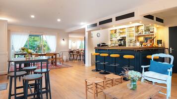 Petit déjeuner, déjeuner et dßner servis sur place, vue sur le jardin