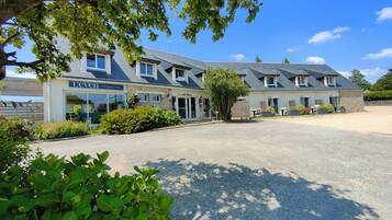 Vista frontal de la propiedad