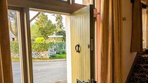 Una habitación con un ventanal grande, una puerta y una escalera.