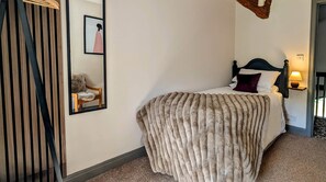 3 habitaciones, tabla de planchar con plancha, wifi y ropa de cama 