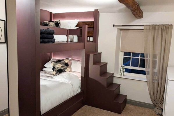 3 bedrooms, iron/ironing board, WiFi, bed sheets
