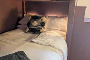 3 chambres, fer et planche à repasser, Wi-Fi, draps fournis