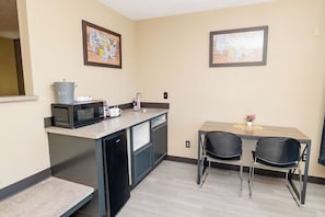 Free WiFi, bed sheets - Rose City Inn and Suites (Milwaukie)