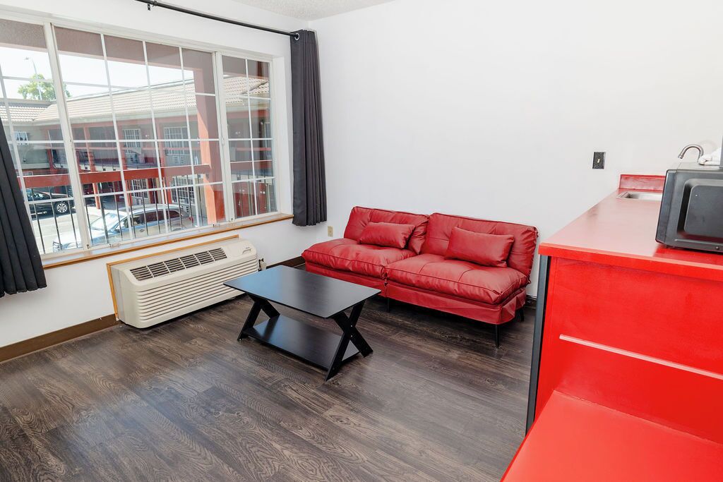 Superior Single Room, 1 King Bed, Hot Tub | Living area